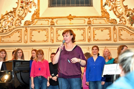 Andrea Kaiser mit ihrer Chorformation „Singing Birds“