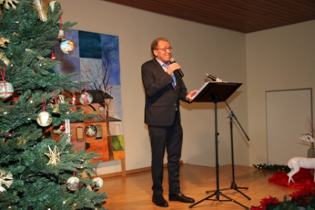 Jochem Enzenmüller bei der Eröffnung der Weihnachtsfeier